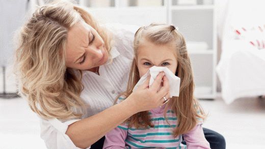 Насморк у ребенка может вызвать простуда или аллергия. Для всех случаев подготовили полезные советы, как безопасно избавиться от насморка у ребенка. 